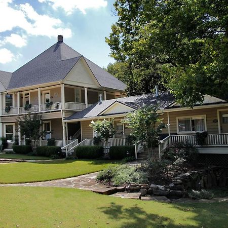 Heartstone Inn Юрека Спрингс Екстериор снимка