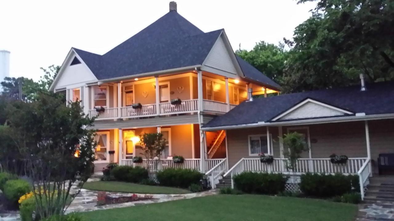 Heartstone Inn Юрека Спрингс Екстериор снимка